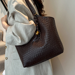 Women's large-capacity shoulder bag 2025 summer new all-match commuter bag underarm bag this year's popular tote bag tide