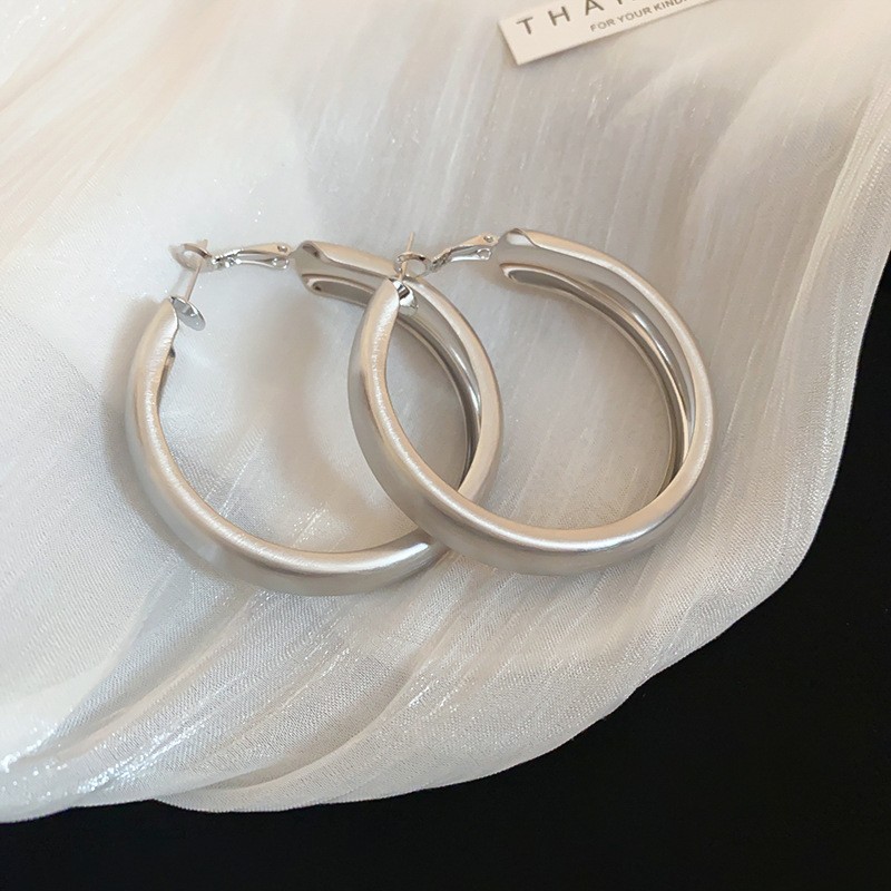 Pendientes ovalados simples de aguja de plata Pendientes de tendencia de personalidad transfronteriza europea y americana Pendientes de diseño de todo fósforo de nicho al por mayor