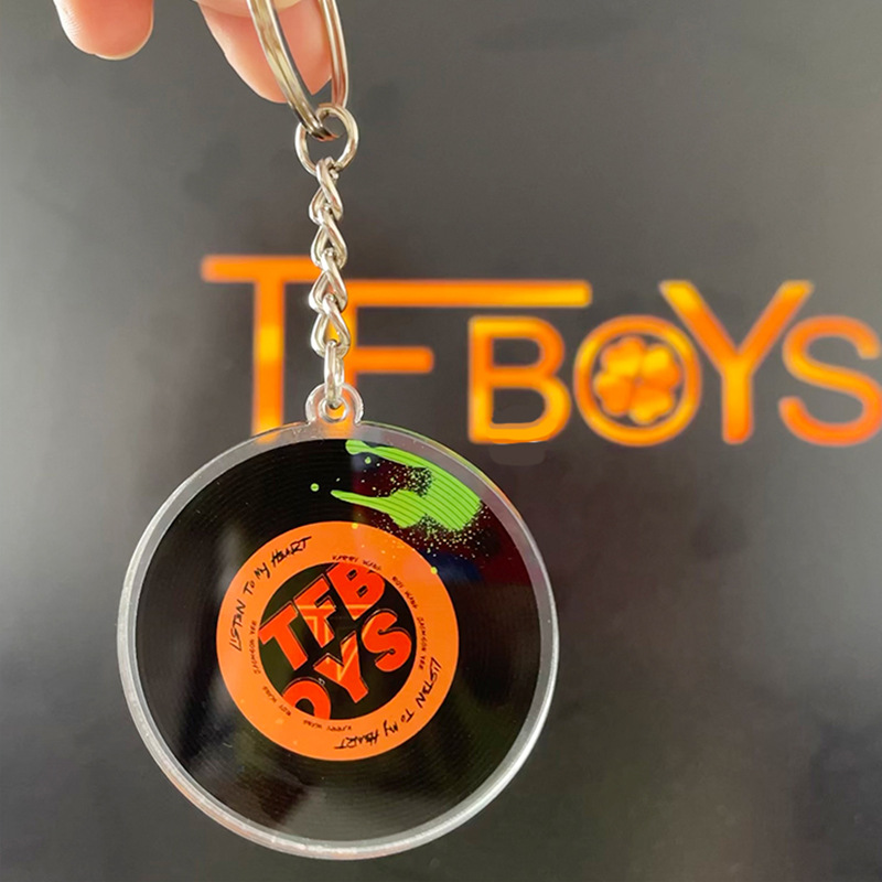 (2개) TFBOYS 10 주년 기념 콘서트 기념품 주변 귀여운 아크릴 키 체인 배낭 펜던트 액세서리