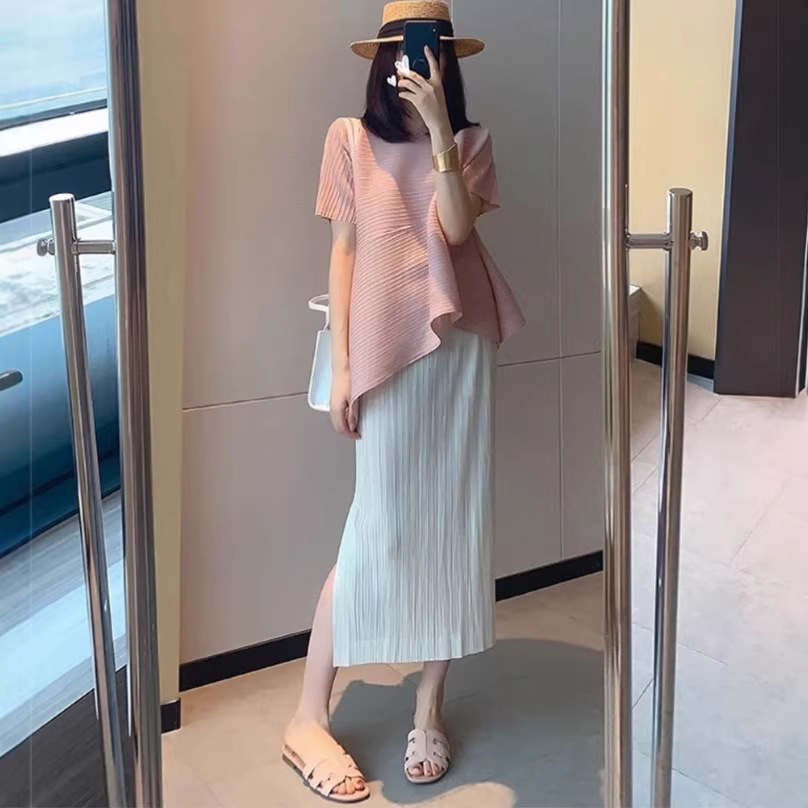 Áo thun nữ cổ tròn tay ngắn xếp ly dáng rộng dài vừa phải — Quần chín tấc màu vàng, Quần chín tấc màu đen, Áo ngắn tay màu nâu, Áo ngắn tay bơ