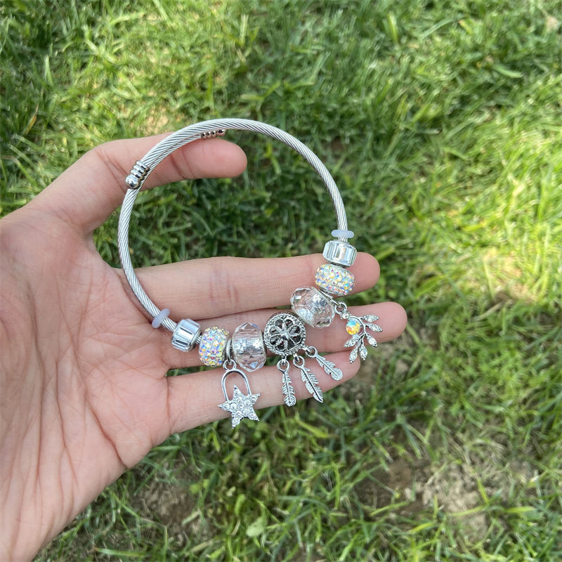 Nicho de la moda versátil pulsera de alto grado de lujo luz diseño personalizado pulsera de Saturno abierto de diamantes incrustado transfronterizo