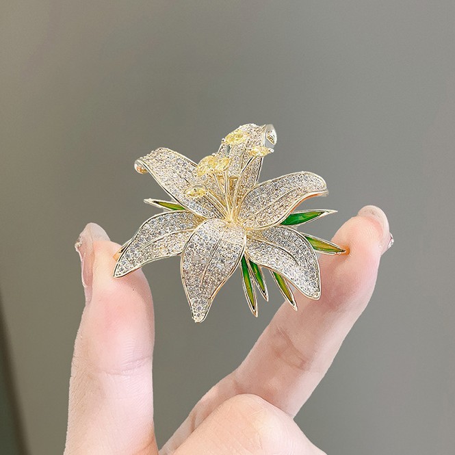 Broche de hoja de lujo con estrás para mujer elegante imperdible_voghion.com