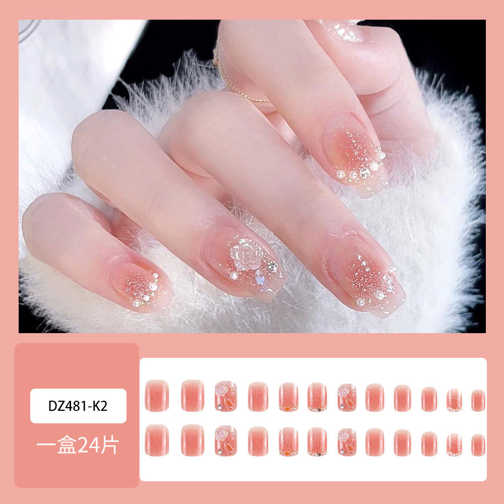 Verano nuevo estilo, lujo ligero, uñas de estilo puro, corazón de niña portátil, manicura blanca en polvo, 24 parches de uñas terminados