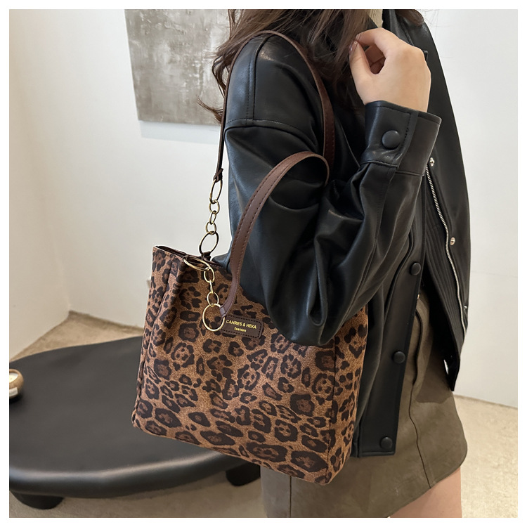 A new velvet leopard print single-shoulder bag and hand-held tote bag for women's casual commuting in autumn and winter 2024 undefined