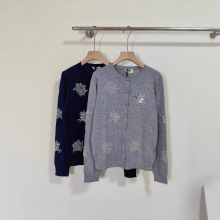 芬D家 2025秋季羊毛＋桑蚕丝新款重工圆领立体花朵钉珠片针织开衫