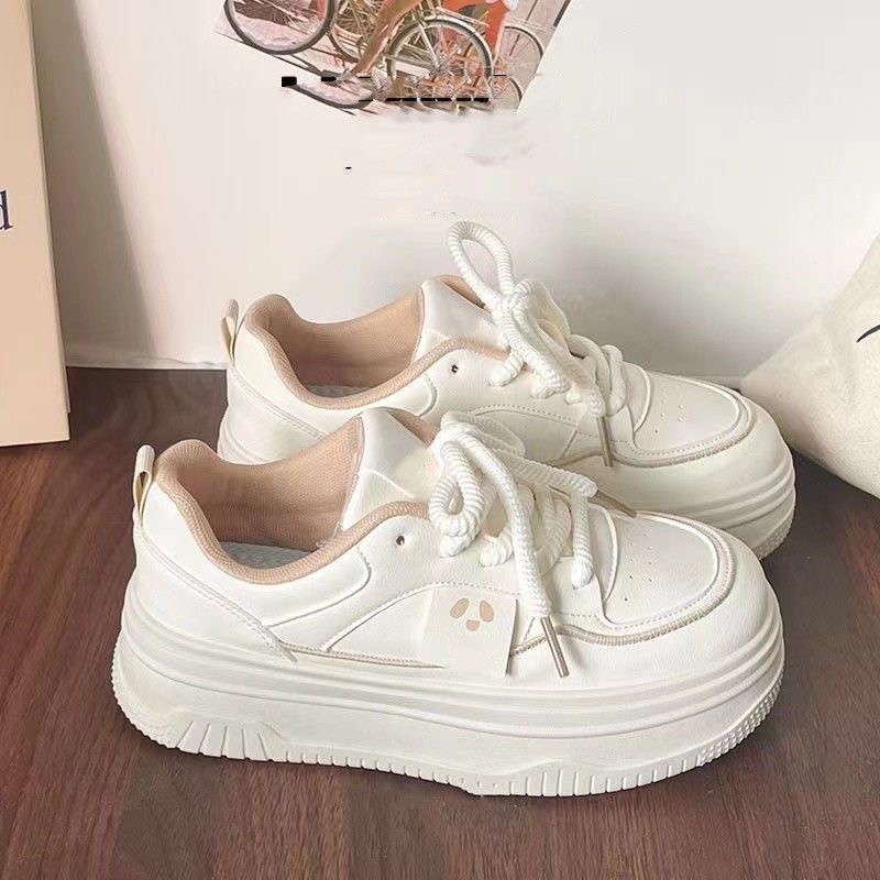 Aumentar la altura de los zapatos blancos de primavera y verano 2025, nuevos zapatos de estilo coreano para estudiantes de alto valor retrógrado de estilo de Hong Kong.