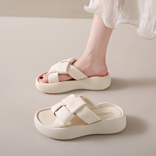 Fashionable Ladies Summer Outdoor Thick Sole Sandals Soft Heel Sandals with Invisible Flip-Flops