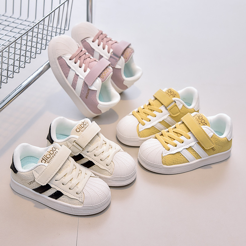 Zapatos de niñas conchas de cabeza zapatos 2025 nuevos zapatos blancos para niños marca de moda universal zapatos deportivos para niños zapatos para bebés