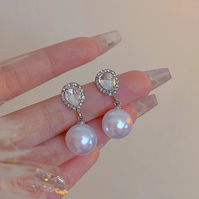 Cute universal classic earrings from pearl drop-shaped
