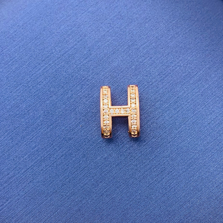 百種類のペンダントは心のままにファッションの経典を配合します。カップルの美しいペンダントは親友のアクセサリーを送ります。