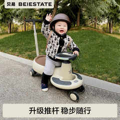 貝易は車の子供の男の子の赤ちゃんのおもちゃをひねります。