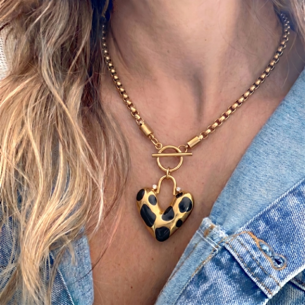 European and American stainless steel heart necklace for women, light luxury ins style, high-end pendant collarbone chain, niche design with a vintage feel