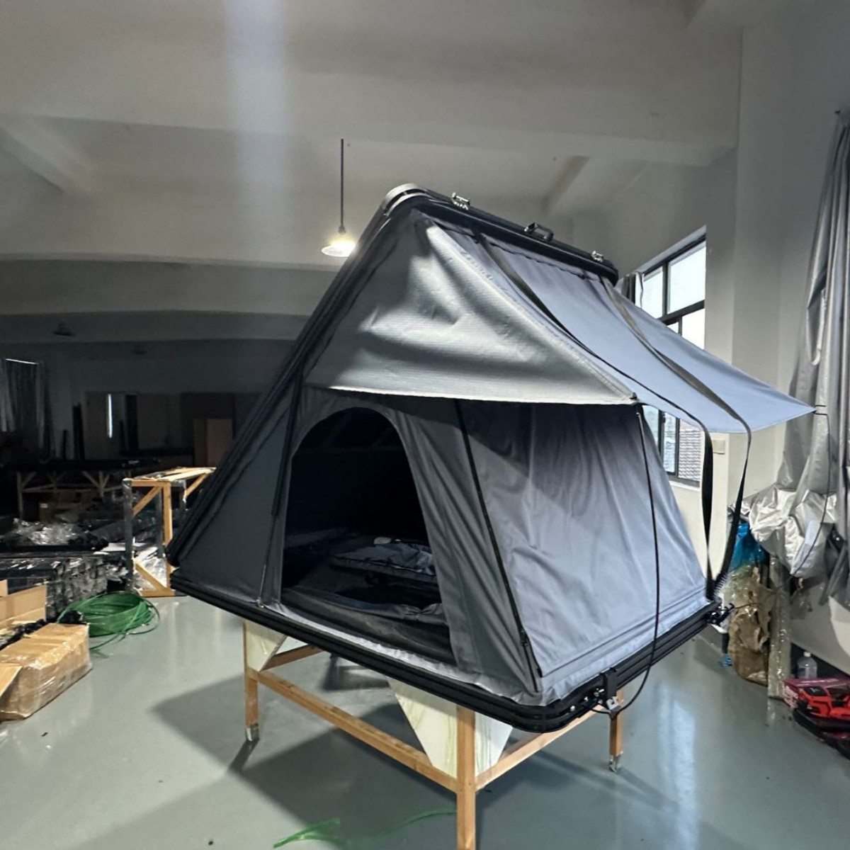 Carpa de techo de aleación de aluminio triangular de cuatro lados autoconductora al aire libre totalmente automática a prueba de lluvia carretera carpa de vehículo