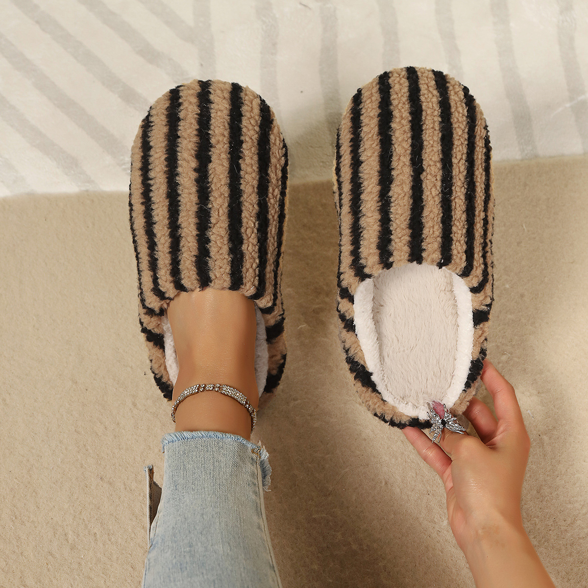 Zapatillas de lana de tela suave de comercio exterior de caña de invierno para mujeres antideslizante interior zapatos caseros peludos de suela gruesa