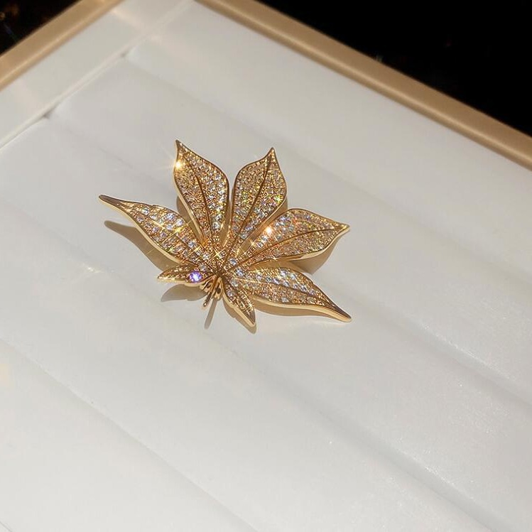 Sparkling Diamond Maple Leaf Brooch Elegant Fashion Accessory_voghion.com