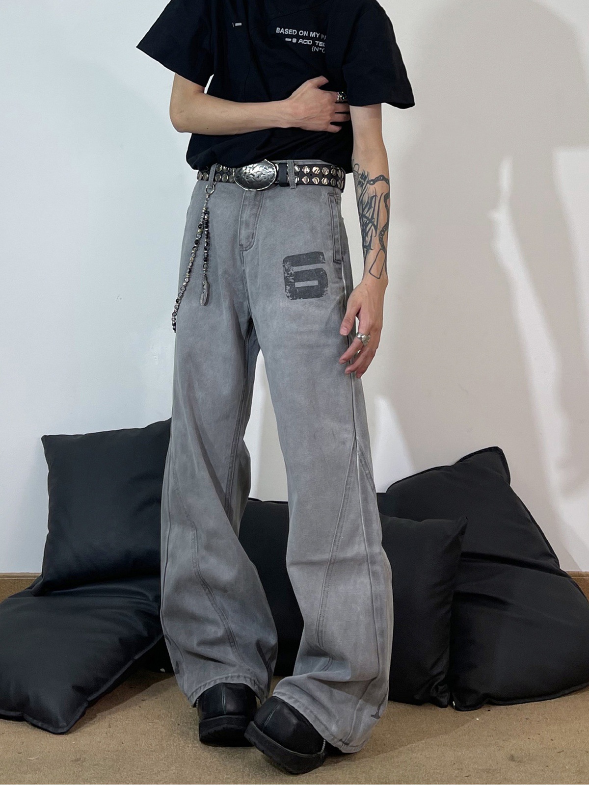 American High Street Style Washed Deconstructed Curved Blade Jeans For Men, Distressed And Vintage Style, With Vibe Letter Print_mkmklike.com