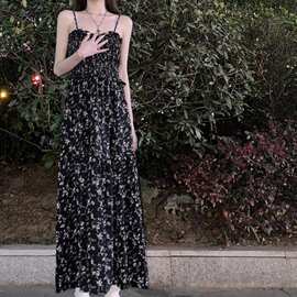 黑色甜辣碎花连衣裙子女2026年夏季新款法式气质茶歇抹胸开叉长裙