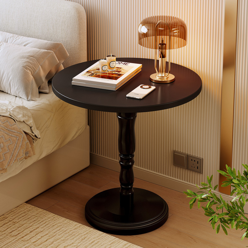Mesa lateral pequeña de la cabecera de la cama de estilo crema, dormitorio, mesa de centro pequeña para el hogar, estante de hierro simple, balcón creativo, mesa redonda pequeña