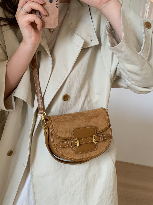 Bolsa de silla de mano exterior de color combinado para mujeres 2025 nueva moda universal nicho retro bolso de hombro