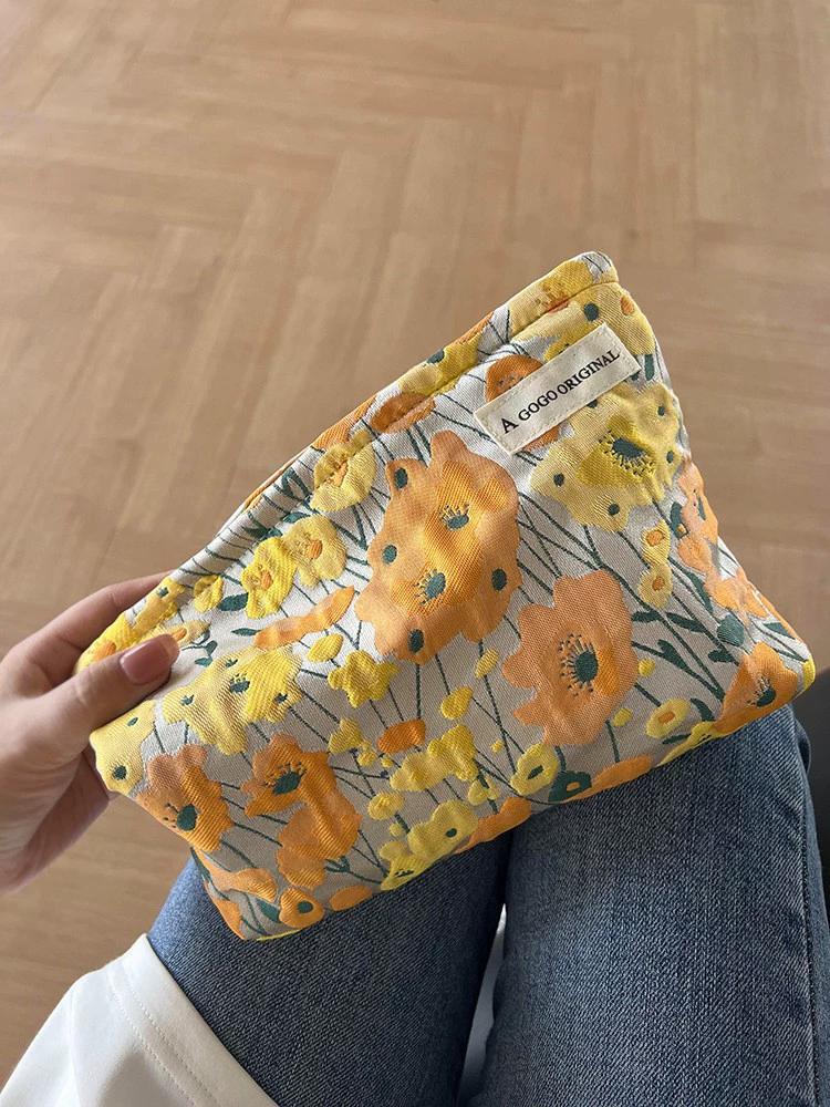 Capacious cosmetic bag, three‑dimensional travel organizer with zipper, stylish printed patterns