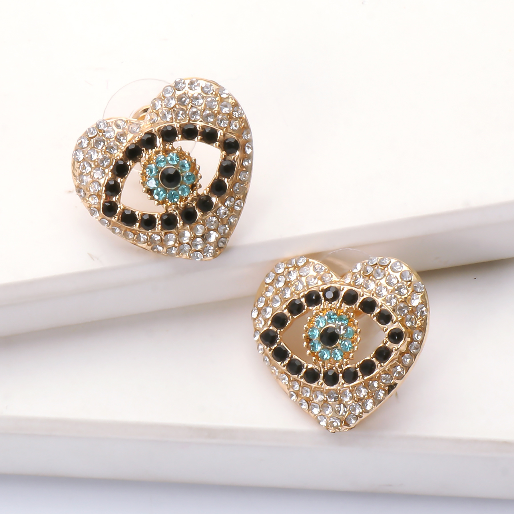 Retro Heart-shaped Eye Stud Earrings display picture 5