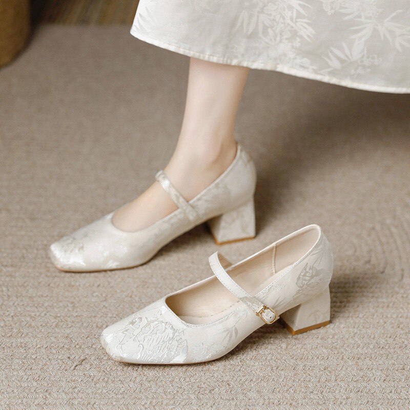 Qipao Shoes for Women 2026 Spring and Autumn New Retro Embroidered Thick-Heeled New Chinese Style Height-Increasing Shoes for Petite Women Paired with Mamian Skirt Qipao Shoes for Women 2026 Spring and Autumn New Retro Embroidered Thick-Heeled New Chinese Style Height-Increasing Shoes for Petite Women Paired with Mamian Skirt