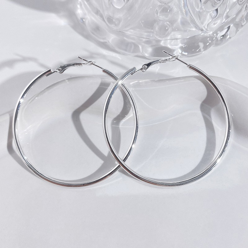 Nuevos desplazamientos de moda con pendientes de círculo grande, ligero y lujoso, temperamento femenino de alta gama, botones para los oídos, Orejeras de círculo vegetariano, agujas para los oídos