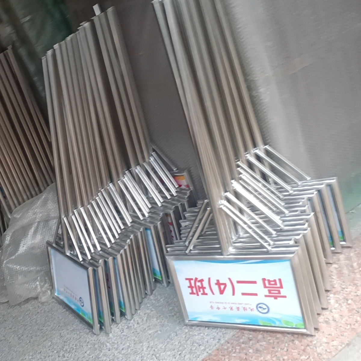 定制LOGO不锈钢手举展示牌立式标识架户外导向标牌仓库指示花草牌