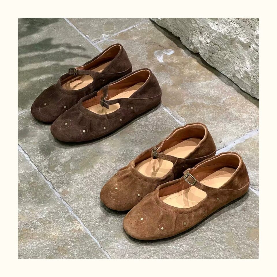 Giày bệt nữ Mary Jane mũi tròn cổ nông đính đinh tán khóa ngang, đế bằng 1 cm — Màu caramel, Màu cà phê chi tiết 4