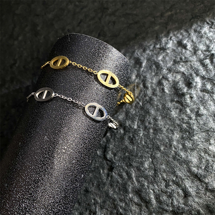 Women's Gender Hollow Out Design Simple Style Geometric Titanium Steel 18K Gold Plated Bracelets In Bulk