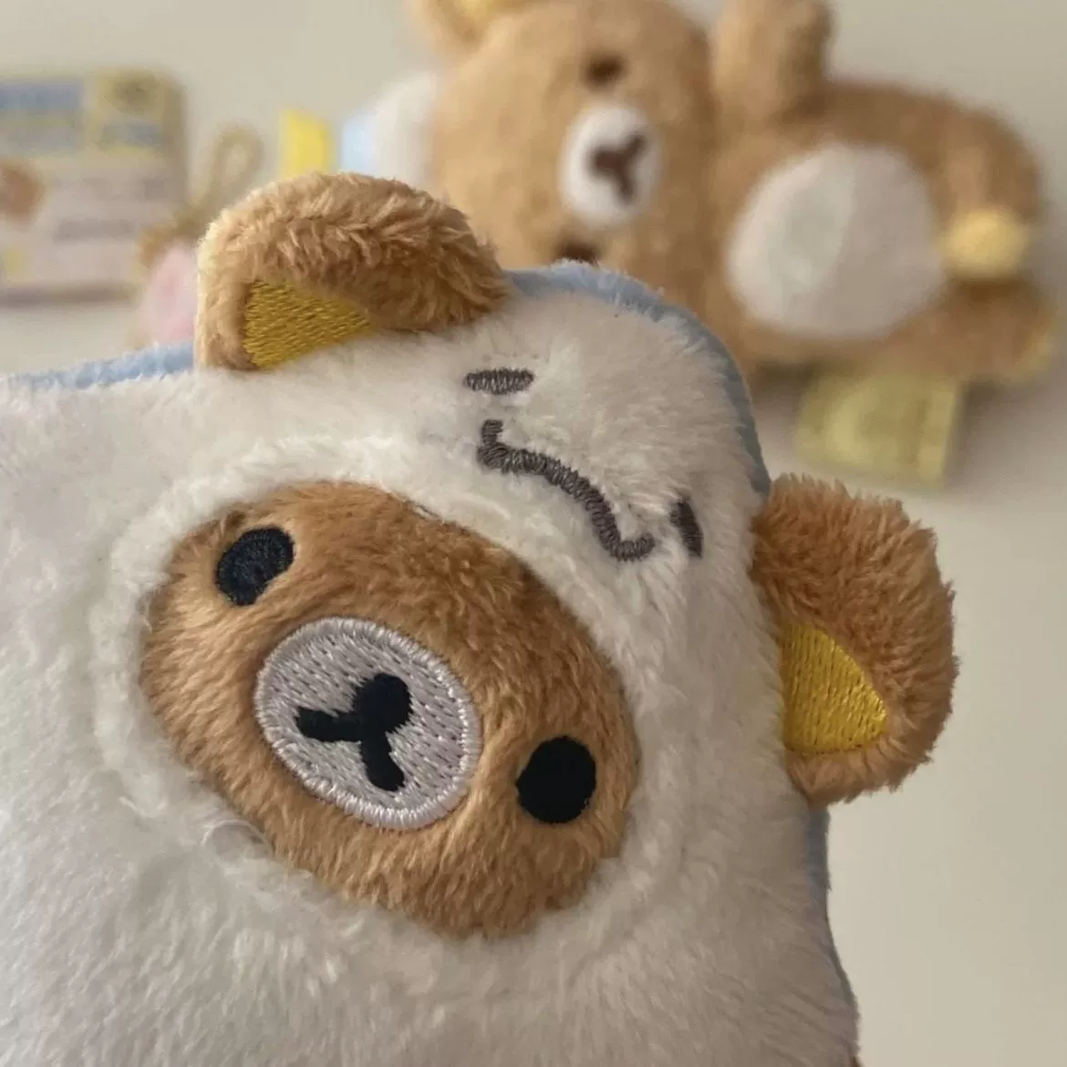 Мягкий брелок-мишутка (San-X) серия Easy Bear, костюм ската, бисерная цепочка