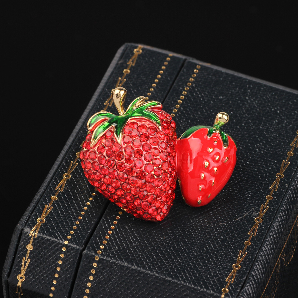 16g Weight Brooches Classification Holiday, Daily Occasion Rhinestone Material Strawberry Pattern All Seasons Season Women's Gender Plating Design Retro, Shiny Style Retro Shiny Pin Strawberry Rhinestone Plating Women's Brooches 6