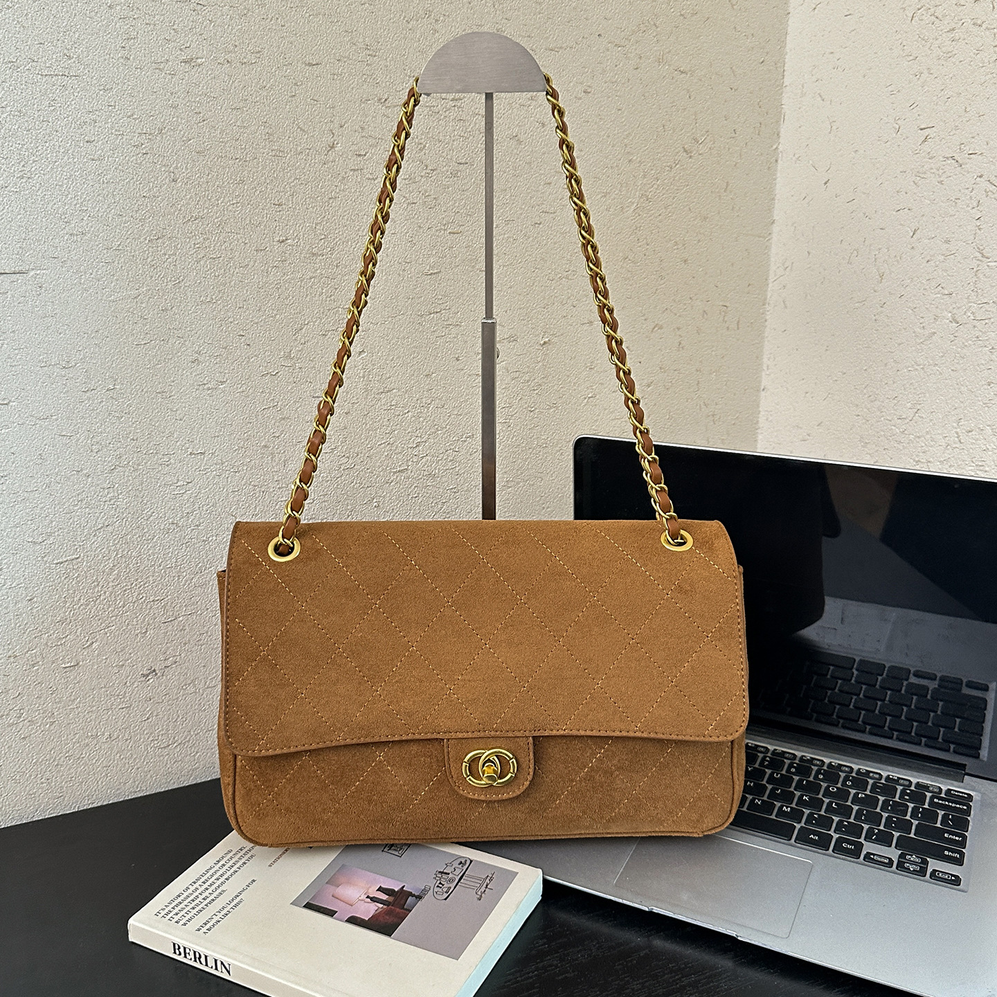 Chanel-style frosted diamond chain shoulder bag for women, 2026 early autumn new model, large-capacity vintage shoulder hobo bag