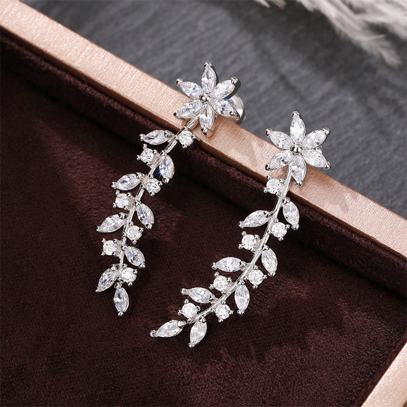 Cao Shi's style is popular on internet, with the same ear hook as Huiqiao's earrings. Song Zu'er has full diamond flower_voghion.com
