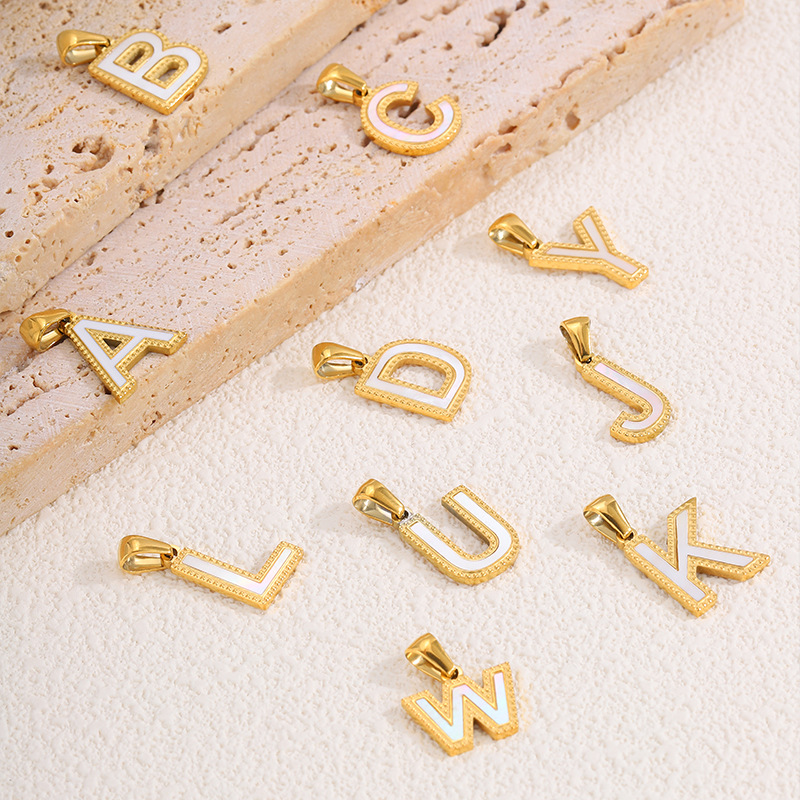 Nuevo caliente 26 letras inglesas collar pulsera colgante de acero titanio personalidad letras goteando accesorios colgante