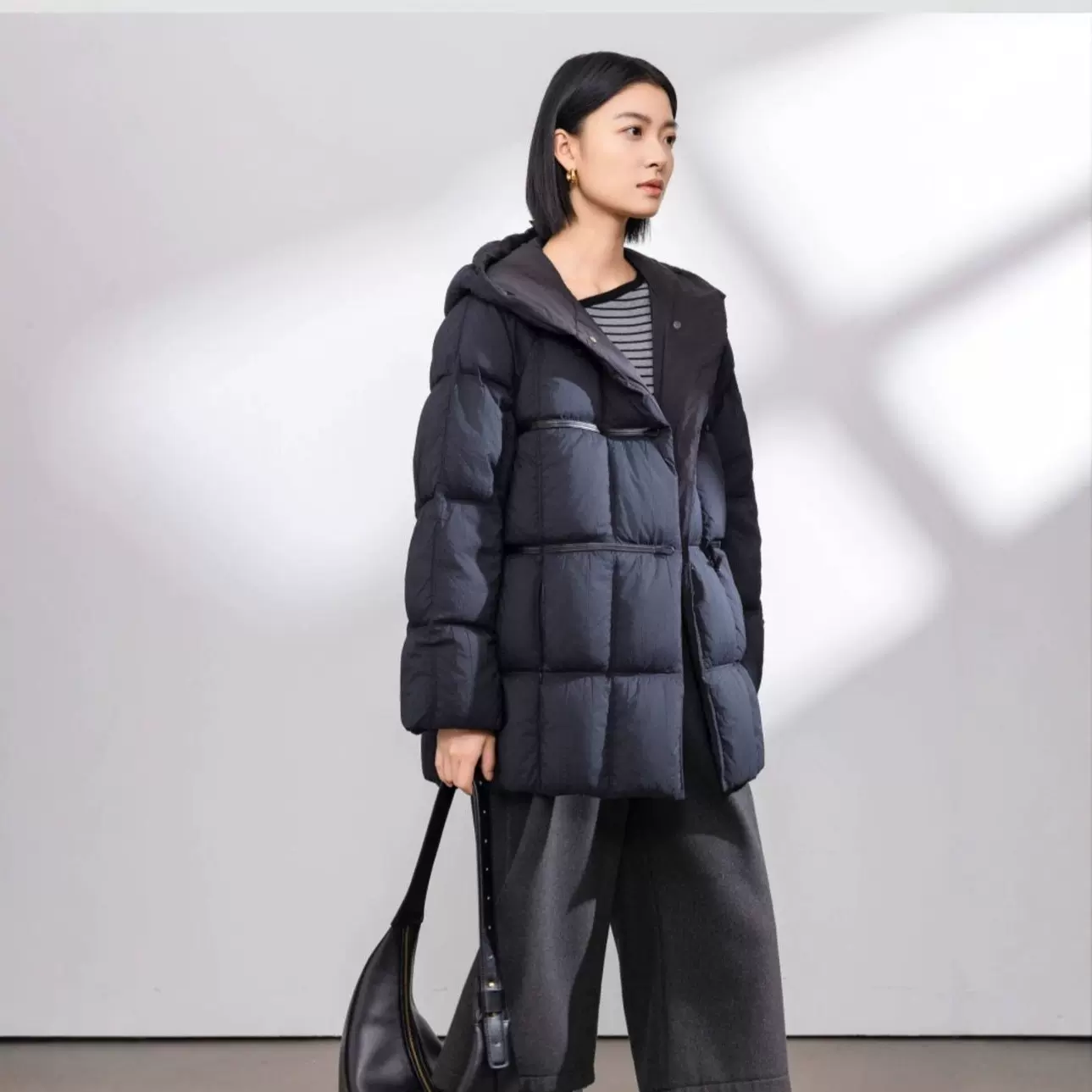 2025冬季新款羽绒服女一手长鹅绒服牛角扣褶皱90鹅绒阔版带帽防寒