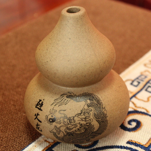 Fire-avoiding dragon earth ceramic jar Qian Gua in the northwest corner of the kitchen solves the fire burning Tianmen Fire-avoiding dragon crafts ornaments