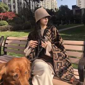 2025高端网红潮货fd斗篷FF字母开叉披肩女秋冬季保暖加厚大披风ff