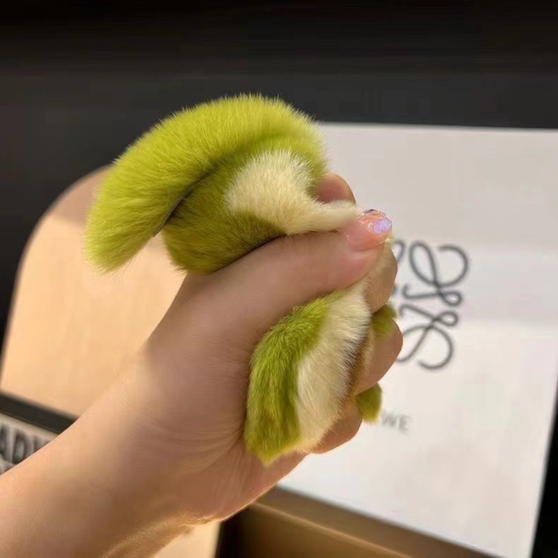 Peludo aguacate llavero de automóvil colgante llavero de automóvil colgante bolso de muñeca de peluche rojo colgante