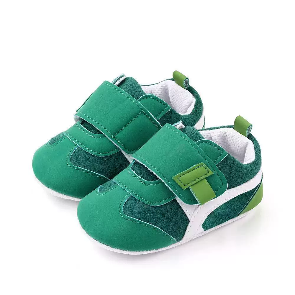 Новые детские кроссовки в помещении и на территории