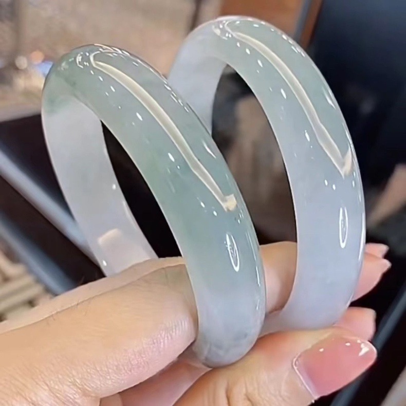 Vòng tay ngọc bích tự nhiên A Myanmar, màu xanh nhạt nổi hoa, đường kính trong 52–63 mm chi tiết 4