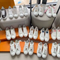 L家レジャースポーツ風白靴2025新型平底快適ファッションカップル板靴立体吊り飾り