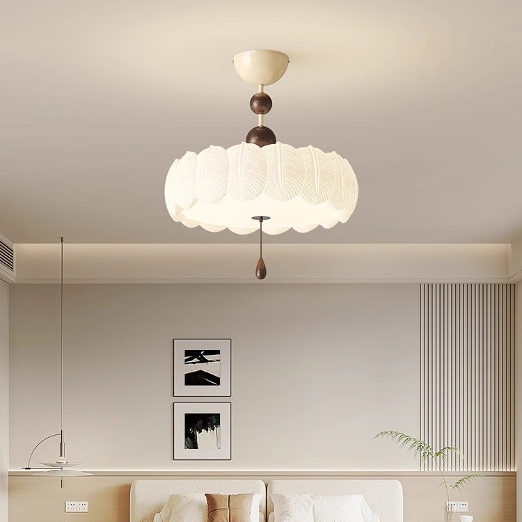 Lámpara de dormitorio de estilo crema medieval francés, lámpara de techo, pluma creativa retro, protección ocular cálida y romántica, lámpara de habitación del dormitorio principal