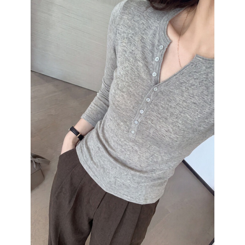 Korean-style gray V-neck knitted top for women, suitable for spring and autumn, designed to be slimming and flattering for petite figures, a Henley-style inner layer
