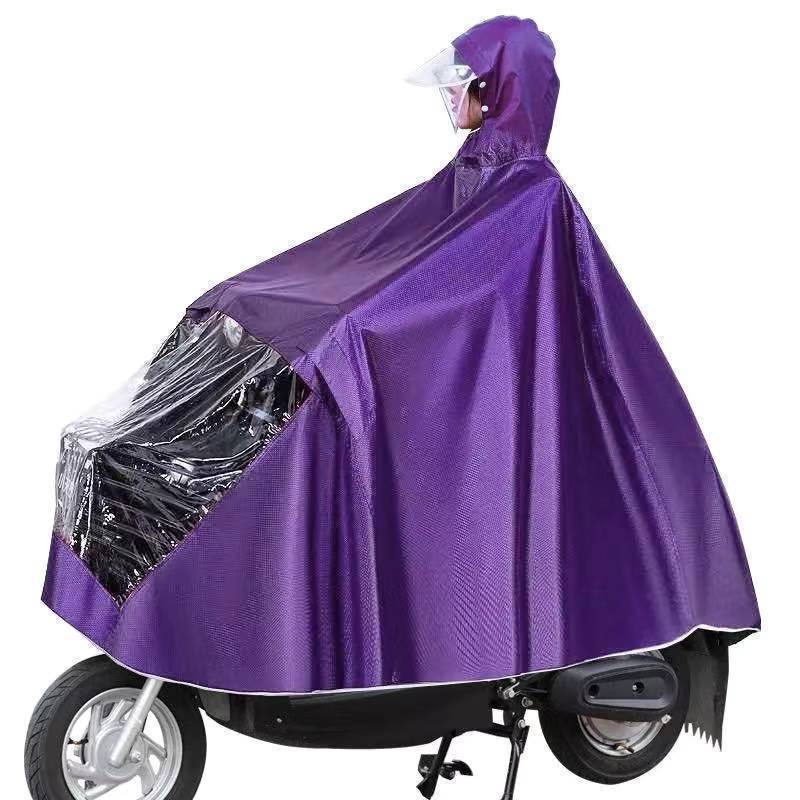 レインコートの電気自動車専用レインコートを大きくして、男性女性のシングル二人のバイクに乗って全身豪雨を防ぐ|undefined