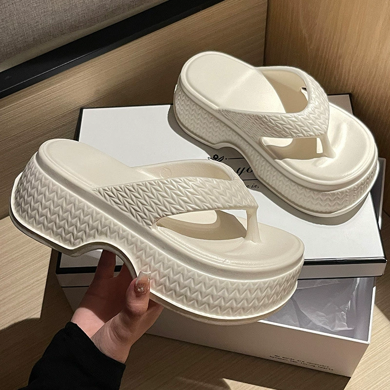 Нангбо Ван носит шлепанцы на улице