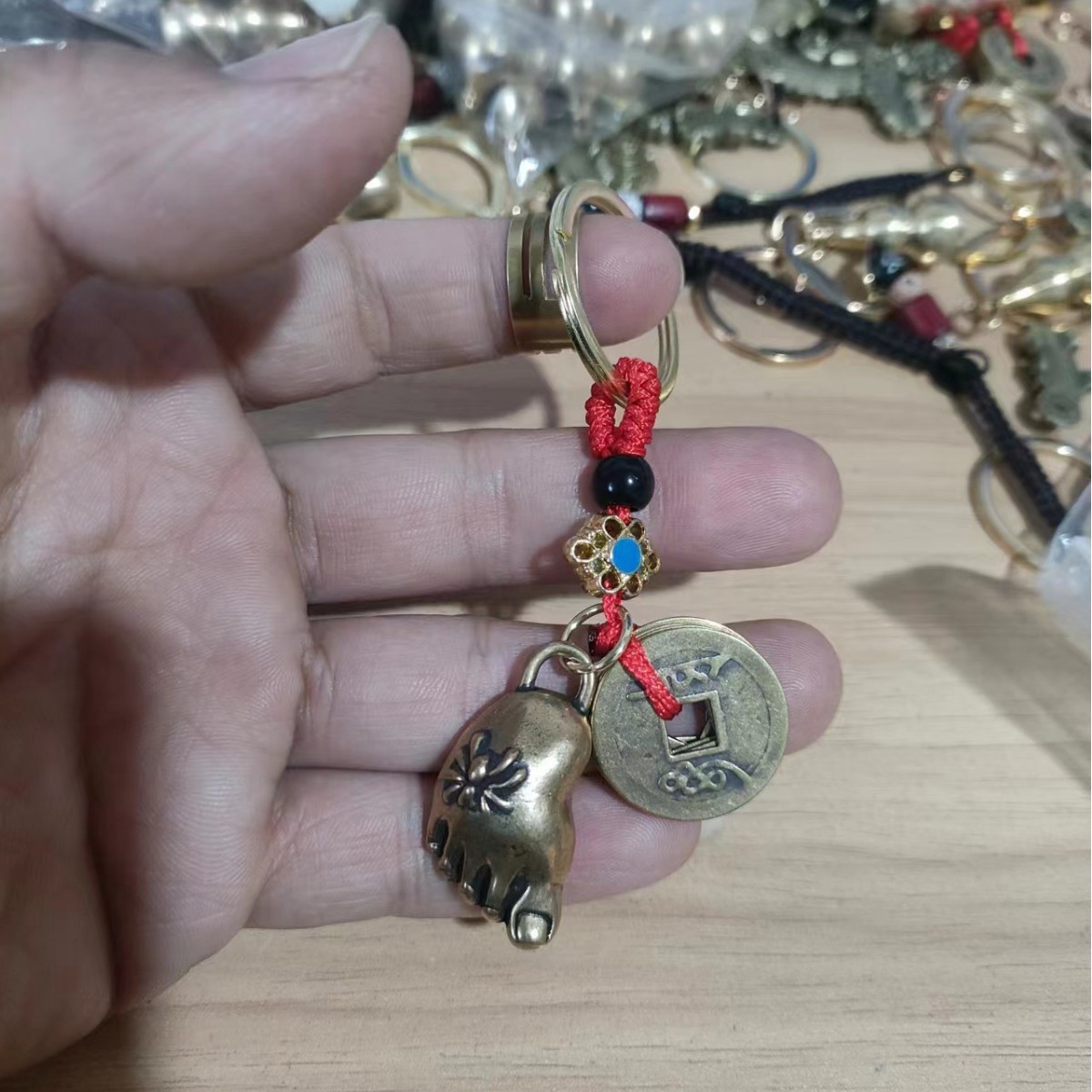 Puesto de venta caliente en lugares escénicos Cinco emperadores dinero latón llavero de coche calabaza de cobre joyería colgante regalo de evento