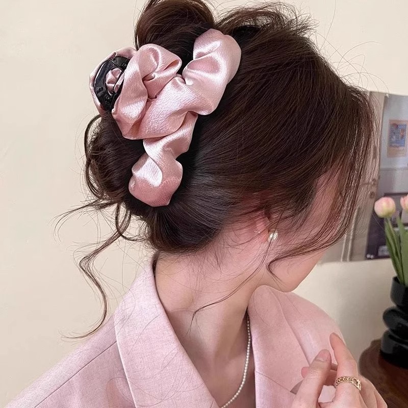 Brillo pliegue de tela clip de agarre para mujer clip de cabello nubes temperamento de alta sensibilidad clip de cabello de tiburón en la cabeza