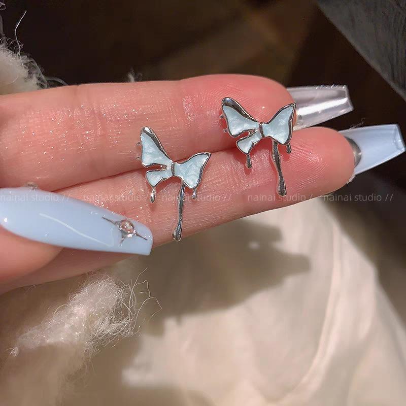 Pendientes de aro lisos para mujer, lujo ligero, pendientes de alta gama, pendientes populares, aretes de diseño exclusivo, aretes de otoño e invierno al por mayor