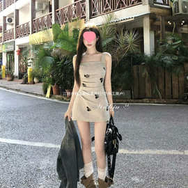 画解WAHJU 极光之舞 早春复古刺绣印花气质掐腰显瘦吊带连衣裙女